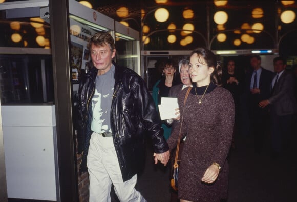 Johnny Hallyday et sa compagne Gisèle Galante lors d'une soirée d'inauguration. Février 1988 © Jean-Claude Woestelandt / Bestimage