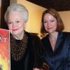 Olivia de Havilland avec sa fille Gisele lors de la soirée hommage Unesco "Autant en emporte le vent" à Paris lee 17 décembre 1999.