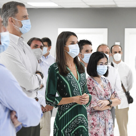 Le roi Felipe VI et la reine Letizia d'Espagne ont visité le 27 juillet 2020 la société technologique das-Nano à Tajonar, en Navarre, dans le cadre de leur tournée nationale des régions pour le déconfinement.