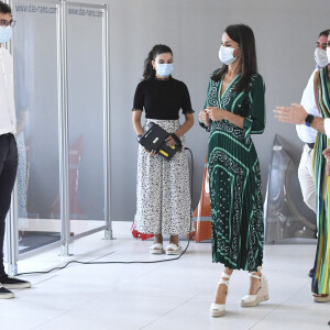 Le roi Felipe VI et la reine Letizia d'Espagne ont visité le 27 juillet 2020 la société technologique das-Nano à Tajonar, en Navarre, dans le cadre de leur tournée nationale des régions pour le déconfinement.