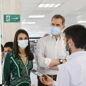 Le roi Felipe VI et la reine Letizia d'Espagne ont visité le 27 juillet 2020 la société technologique das-Nano à Tajonar, en Navarre, dans le cadre de leur tournée nationale des régions pour le déconfinement.