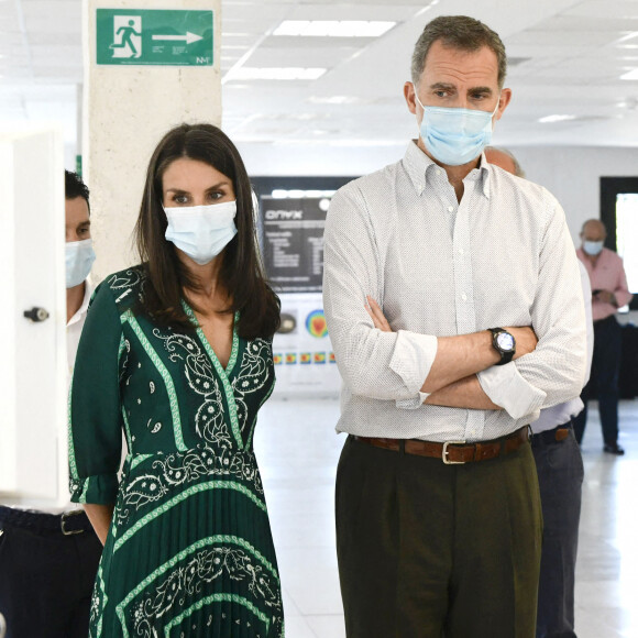 Le roi Felipe VI et la reine Letizia d'Espagne ont visité le 27 juillet 2020 la société technologique das-Nano à Tajonar, en Navarre, dans le cadre de leur tournée nationale des régions pour le déconfinement.