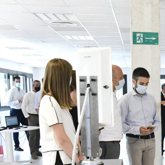 Le roi Felipe VI et la reine Letizia d'Espagne ont visité le 27 juillet 2020 la société technologique das-Nano à Tajonar, en Navarre, dans le cadre de leur tournée nationale des régions pour le déconfinement.