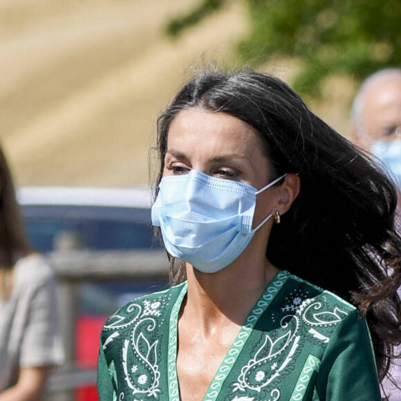 Le roi Felipe VI et la reine Letizia d'Espagne en visite dans la résidence "Ramon y Cajal" de l'association Aspace à Cizur Menor le 22 juillet 2020, en Navarre, dans le cadre de leur tournée nationale des régions pour le déconfinement.