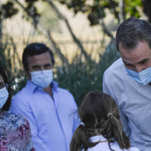 Le roi Felipe VI et la reine Letizia d'Espagne en visite dans la résidence "Ramon y Cajal" de l'association Aspace à Cizur Menor le 22 juillet 2020, en Navarre, dans le cadre de leur tournée nationale des régions pour le déconfinement.