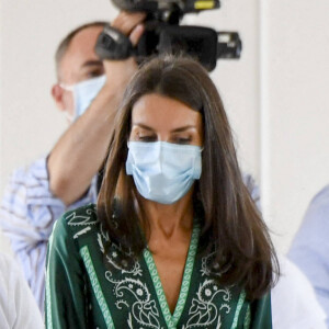 Le roi Felipe VI et la reine Letizia d'Espagne en visite dans la résidence "Ramon y Cajal" de l'association Aspace à Cizur Menor le 22 juillet 2020, en Navarre, dans le cadre de leur tournée nationale des régions pour le déconfinement.