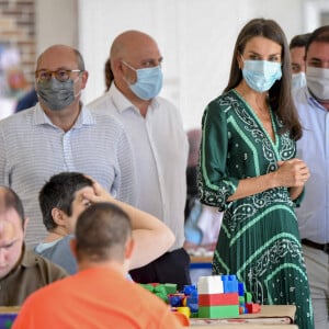 Le roi Felipe VI et la reine Letizia d'Espagne en visite dans la résidence "Ramon y Cajal" de l'association Aspace à Cizur Menor le 22 juillet 2020, en Navarre, dans le cadre de leur tournée nationale des régions pour le déconfinement.