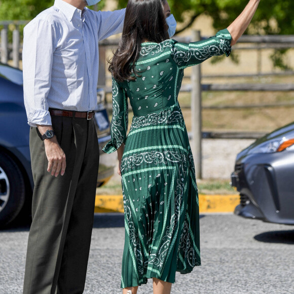 Le roi Felipe VI et la reine Letizia d'Espagne en visite dans la résidence "Ramon y Cajal" de l'association Aspace à Cizur Menor le 22 juillet 2020, en Navarre, dans le cadre de leur tournée nationale des régions pour le déconfinement.