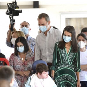 Le roi Felipe VI et la reine Letizia d'Espagne en visite dans la résidence "Ramon y Cajal" de l'association Aspace à Cizur Menor le 22 juillet 2020, en Navarre, dans le cadre de leur tournée nationale des régions pour le déconfinement.