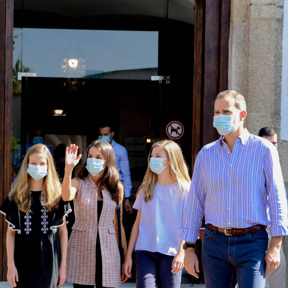 La reine Letizia d'Espagne, le roi Felipe VI d'Espagne et leurs filles la princesse Leonor des Asturies et l'infante Sofia d'Espagne à la sortie de leur hôtel à Merida, le 23 juillet 2020.