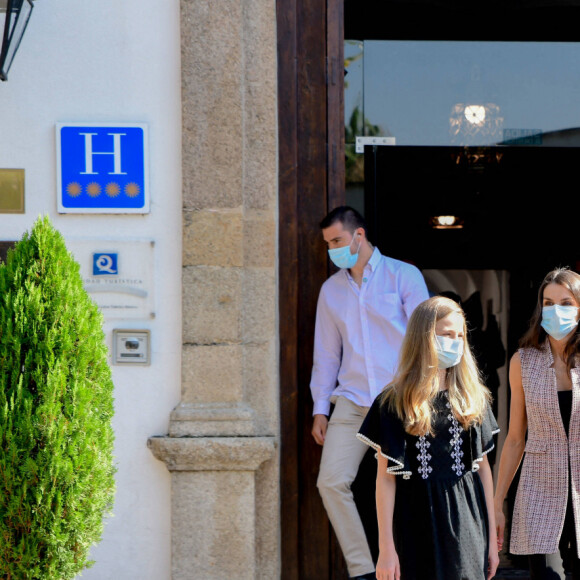 La reine Letizia d'Espagne, le roi Felipe VI d'Espagne et leurs filles la princesse Leonor des Asturies et l'infante Sofia d'Espagne à la sortie de leur hôtel à Merida, le 23 juillet 2020.