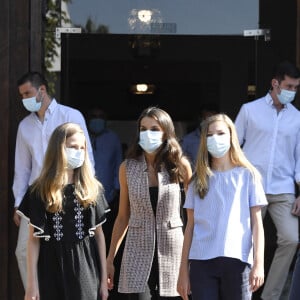 La reine Letizia d'Espagne, le roi Felipe VI d'Espagne et leurs filles la princesse Leonor des Asturies et l'infante Sofia d'Espagne à la sortie de leur hôtel à Merida, le 23 juillet 2020.