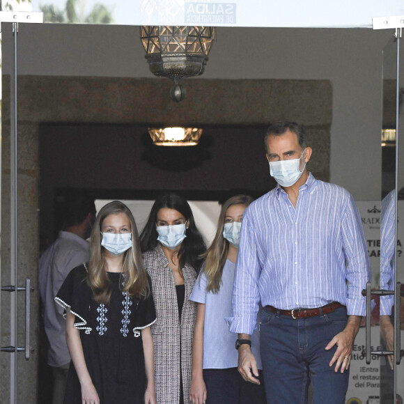 La reine Letizia d'Espagne, le roi Felipe VI d'Espagne et leurs filles la princesse Leonor des Asturies et l'infante Sofia d'Espagne à la sortie de leur hôtel à Merida, le 23 juillet 2020.
