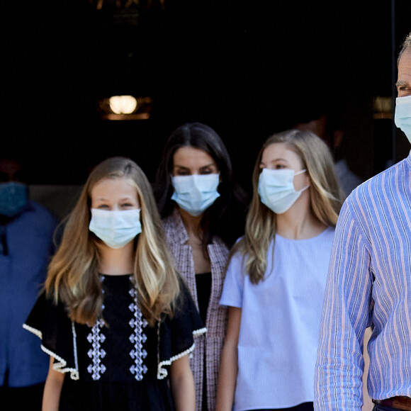 La reine Letizia d'Espagne, le roi Felipe VI d'Espagne et leurs filles la princesse Leonor des Asturies et l'infante Sofia d'Espagne à la sortie de leur hôtel à Merida, le 23 juillet 2020.