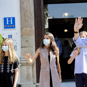 La reine Letizia d'Espagne, le roi Felipe VI d'Espagne et leurs filles la princesse Leonor des Asturies et l'infante Sofia d'Espagne à la sortie de leur hôtel à Merida, le 23 juillet 2020.