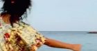 Lila (8 ans), la fille de Jamel Debbouze et Mélissa Theuriau, danse sur "Savage" de Megan Thee Stallion à la plage le 26 juillet 2020.