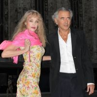 Arielle Dombasle et Bernard-Henri Lévy amoureux à Milan : apparition glamour