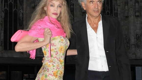 Arielle Dombasle et Bernard-Henri Lévy amoureux à Milan : apparition glamour