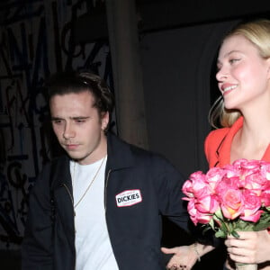 Brooklyn Beckham et Nicola Peltz dans la rue à Los Angeles le 7 janvier 2020.