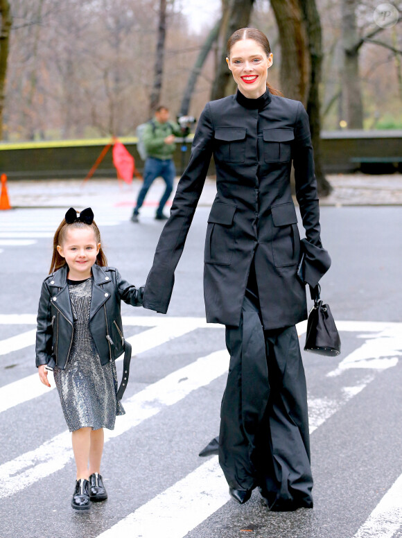 Coco Rocha et sa fille Ioni à la Fashion Week de New York le 11 février 2020.