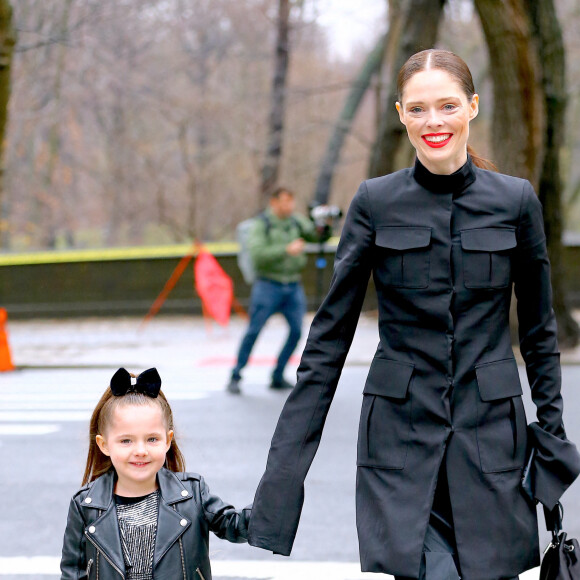 Coco Rocha et sa fille Ioni à la Fashion Week de New York le 11 février 2020.