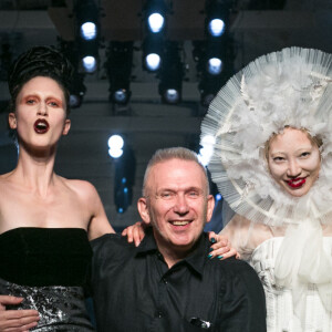 Anna Cleveland, Jean-Paul Gaultier, Soo Joo et Coco Rochaau défilé Jean Paul Gaultier Haute Couture le 6 juillet 2016 à Paris. 