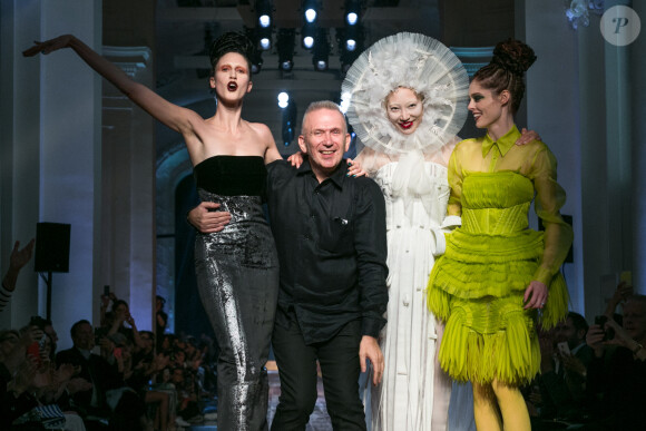 Anna Cleveland, Jean-Paul Gaultier, Soo Joo et Coco Rochaau défilé Jean Paul Gaultier Haute Couture le 6 juillet 2016 à Paris. 
