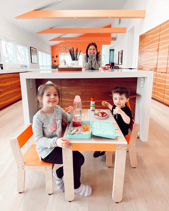 Coco Rocha et ses deux enfants sur Instagram, le 25 avril 2020.