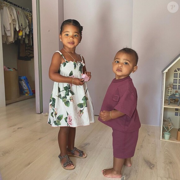 À peine rentrée du Wyoming- où elle a retrouvé Kanye West pour des explications houleuses- Kim Kardashian s'occupe de son fils Psalm et de sa nièce, True, fille de sa soeur Khloé. Le 29 juillet 2020 sur Instagram.
