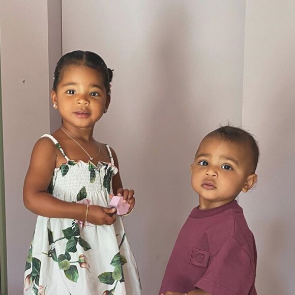 À peine rentrée du Wyoming- où elle a retrouvé Kanye West pour des explications houleuses- Kim Kardashian s'occupe de son fils Psalm et de sa nièce, True, fille de sa soeur Khloé. Le 29 juillet 2020 sur Instagram.