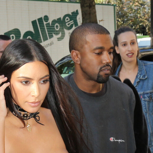 Kim Kardashian et Kanye West arrivent chez Givenchy, à Paris, le 29 septembre 2016. 