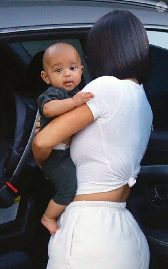 Exclusif -Kim Kardashian et son fils Psalm photographiés dans les rues de Los Angeles, le 26 septembre 2019. 