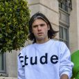 Exclusif - Orelsan porte un sweatshirt blanc avec le logo de la marque Etudes, il arrive au Ritz, Paris, le 11 avril 2019.