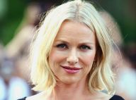 La jolie Naomi Watts dans un look improbable... Elle n'a pas dû passer devant sa glace avant de sortir !