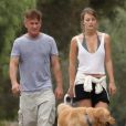 Exclusif - Sean Penn et sa jeune compagne Leila George promènent leur chien dans le quartier de Malibu à Los Angeles, le 26 septembre 2019