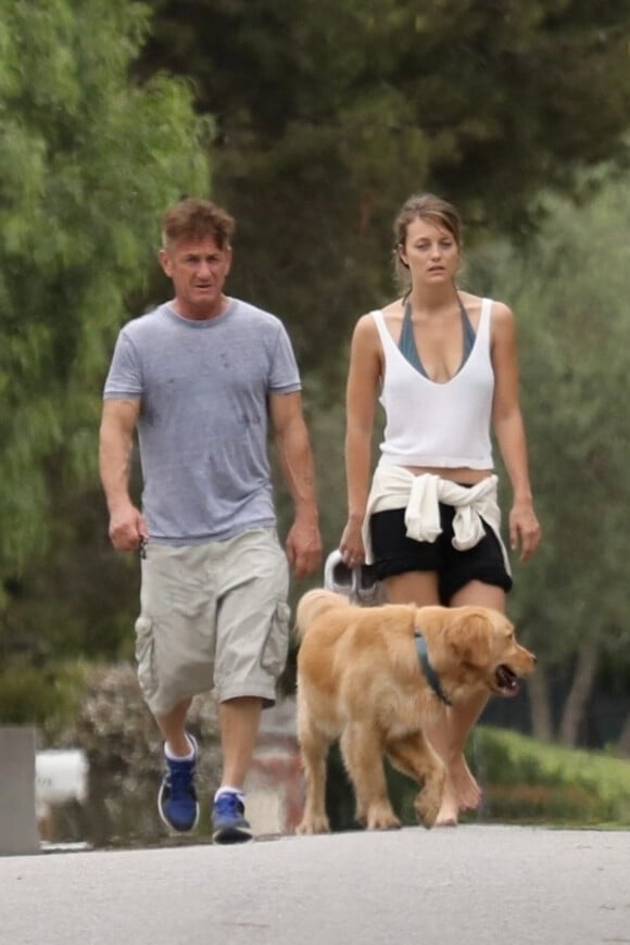 Exclusif - Sean Penn et sa jeune compagne Leila George promènent leur chien dans le quartier de Malibu à Los Angeles, le 26 septembre 2019
