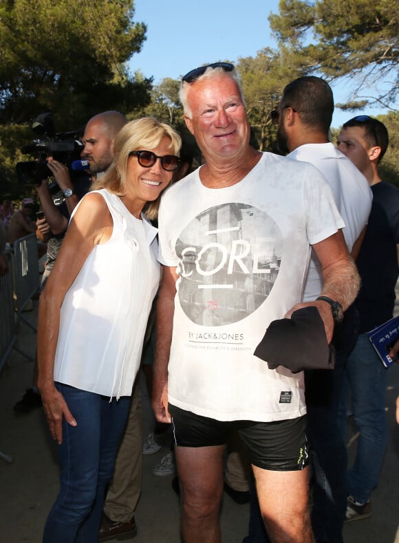 Le président de la République française Emmanuel Macron et sa femme la Première Dame Brigitte Macron (Trogneux) viennent à la rencontre des nombreux vacanciers devant le Fort de Brégançon à Bormes-les-Mimosas, France, le 7 août 2018. Le couple présidentiel prend le temps d'échanger, de faire des photos et de saluer les nombreuses personnes venues devant le portail du fort. © Dominique Jacovides - Cyril Moreau/Bestimage