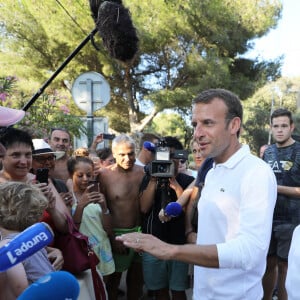 Le président de la République française Emmanuel Macron et sa femme la Première Dame Brigitte Macron (Trogneux) viennent à la rencontre des nombreux vacanciers devant le Fort de Brégançon à Bormes-les-Mimosas, France, le 7 août 2018. Le couple présidentiel prend le temps d'échanger, de faire des photos et de saluer les nombreuses personnes venues devant le portail du fort. © Dominique Jacovides - Cyril Moreau/Bestimage