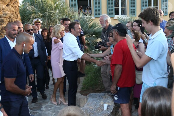 Jean-Luc Videlaine, préfet du Var, le président Emmanuel Macron et sa femme Brigitte - Le Président de la République Emmanuel Macron et sa femme la Première Dame Brigitte Macron (Trogneux) ont participé à un pot de l'amitié suivi d'un bain de foule sur la place centrale du village de Bormes-les-Mimosas, le 17 août 2018. © Luc Boutria / Nice Matin / Bestimage