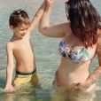 Kelly Helard dévoile son baby bump en bikini, le 24 juillet 2020, à la plage avec Liam