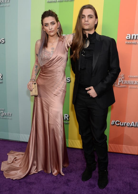 Paris Jackson et son compagnon Gabriel Glenn au photocall de la soirée "amfAR Gala" à Los Angeles, le 10 octobre 2019.
