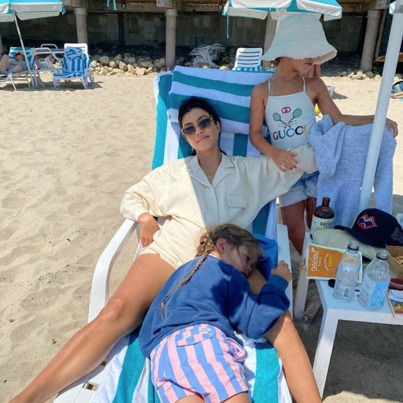 Kourtney Kardashian et ses enfants Penelope et Reign Aston. Juillet 2020.