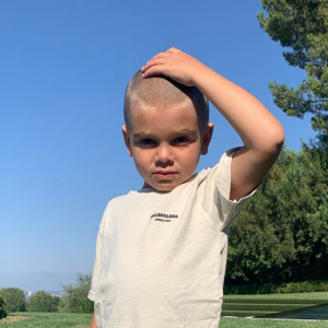 Reign Aston, le fils de Kourtney Kardashian et Scott Disick, a une nouvelle coupe de cheveux. Août 2020.