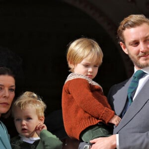 Béatrice Borromeo, la princesse Caroline de Hanovre, Pierre Casiraghi et ses fils Francesco et Stefano - La famille princière de Monaco au balcon du palais lors de la Fête nationale monégasque à Monaco. Le 19 novembre 2019 © Dominique Jacovides / Bestimage 