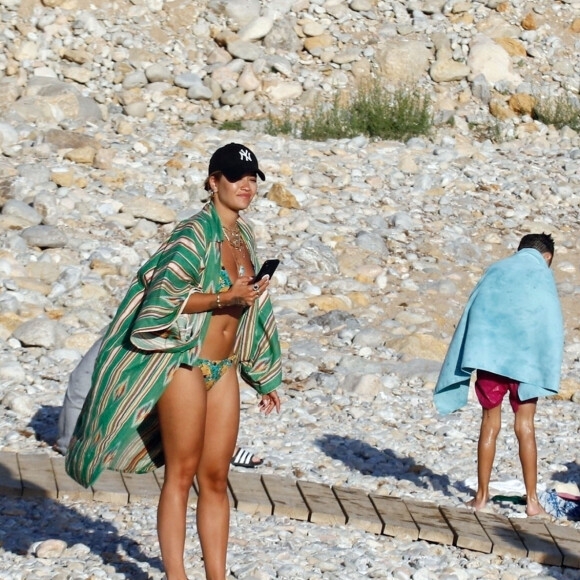 Rita Ora profite d'un après-midi ensoleillé sur une plage d'Ibiza. Le 7 août 2020.