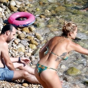 Rita Ora profite d'un après-midi ensoleillé sur une plage d'Ibiza. Le 7 août 2020.