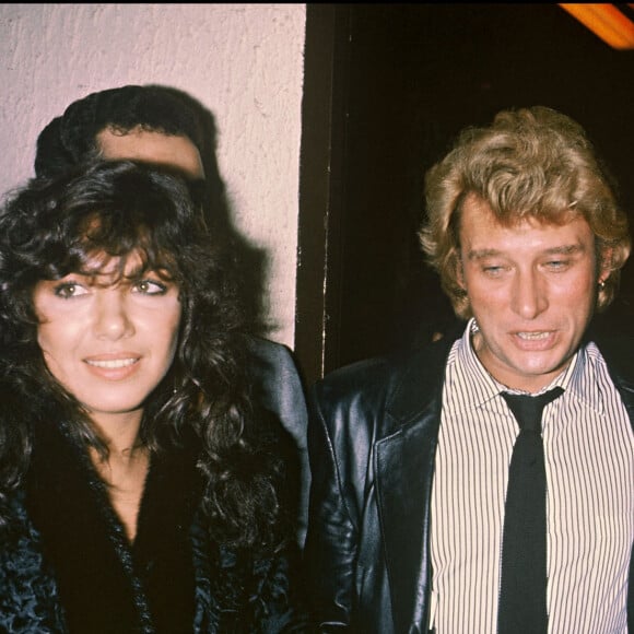 Carlos Sotto Mayor, Johnny Hallyday et Jean-Paul Belmondo dans les coulisses d'un concert de Johnny Hallyday au Palais des sports à Paris le 11 novembre 1982. BERTRAND RINDOFF PETROFF / BESTIMAGE