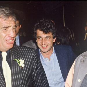 Jean-Paul Belmondo, Coluche et Michel Boujenah fêtent la sortie de l'album de Carlos Sotto Mayor lors d'une soirée à Paris en 1985.