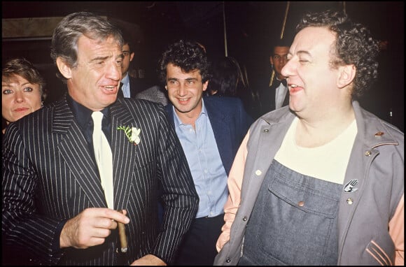 Jean-Paul Belmondo, Coluche et Michel Boujenah fêtent la sortie de l'album de Carlos Sotto Mayor lors d'une soirée à Paris en 1985.