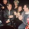 Jean-Paul Belmondo, Carlos Sotto Mayor, Serge Gainsbourg et Coluche fêtent la sortie de l'album de Carlos Sotto Mayor lors d'une soirée à Paris en 1985.